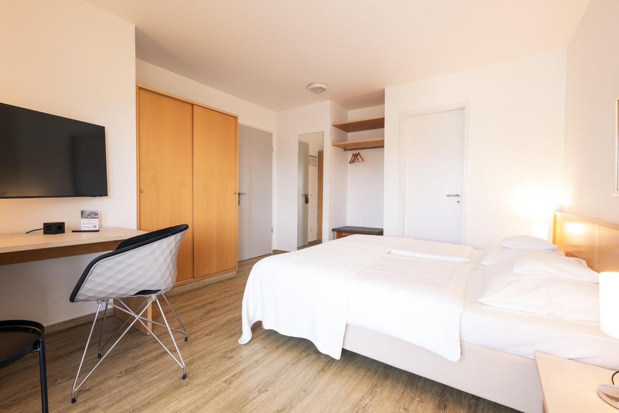 Small Double Room,1039486093:JPEG