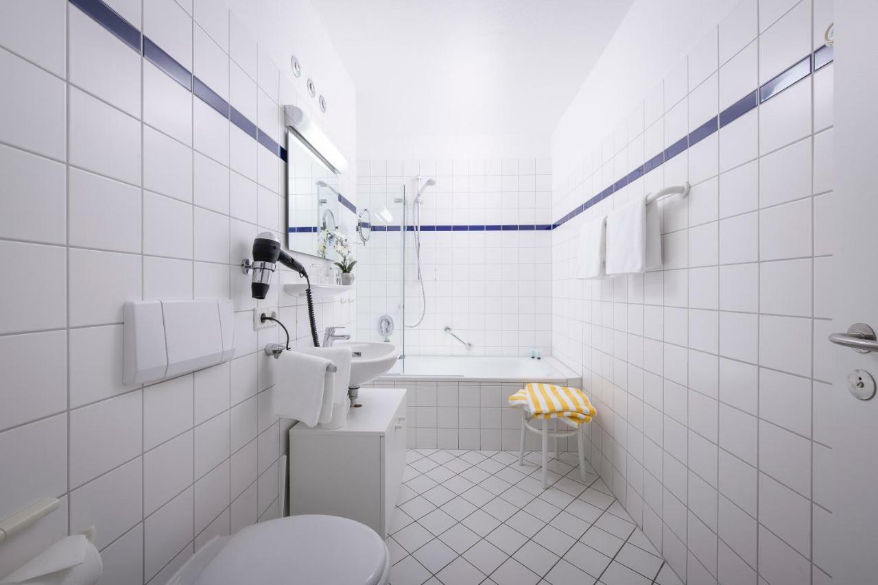 Doppelzimmer mit Balkon und Meerblick